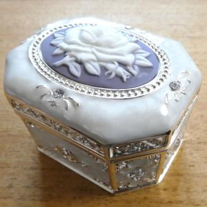八角宝石箱オルゴール　ホワイトバラカメオ　パープル　DY3361B