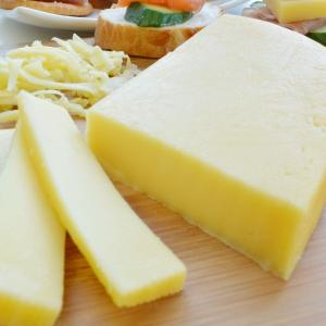 プレミアム ゴーダカット 約５４０g前後 オランダ産ゴーダチーズ ナチュラルチーズ  クール便発送 Premium Gouda Cheese チーズ料理｜akt8