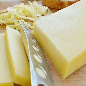 プレミアム ゴーダカット 約７２０g前後 オランダ産ゴーダチーズ ナチュラルチーズ  クール便発送 Premium Gouda Cheese チーズ料理｜akt8
