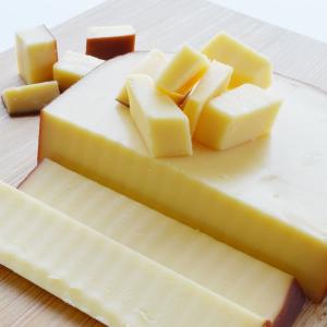 スモークチーズ プレーン スライス  約３００g前後 オランダ産 ナチュラルチーズ  クール便発送 Smoked cheese チーズ料理 おつまみチーズ｜akt8