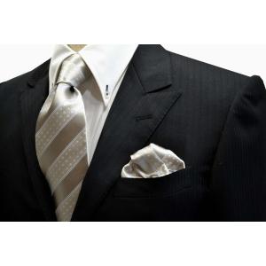 シルバーグレー地にパープルのグラデーションのストライプネクタイ