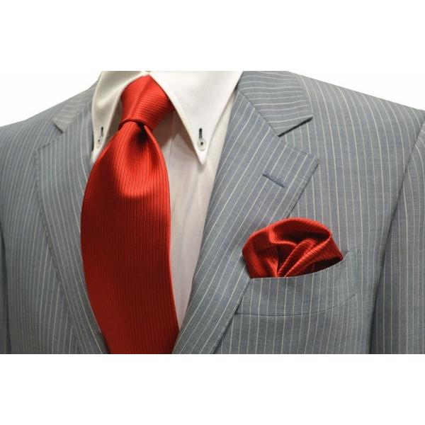 無地（縦ライン）/レッド（赤）少しオレンジかかったソリッド（無地）ネクタイ・チーフセット(チーフ23...