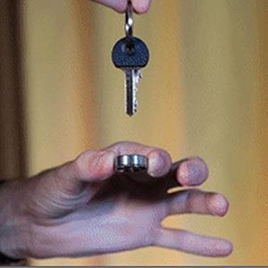 【並行輸入品】SUMAG Flite Magic Tricks Borrowed Ring to Keychain Appear Vanish