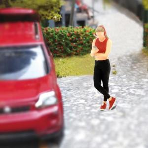 ヘッドセット女性オレンジ ミニチュア人形 Sスケール 1/64 人物フィギュアセット レイアウトジオラマ