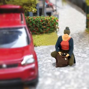 しゃがむ女性青 ミニチュア人形 Sスケール 1/64 人物フィギュアセット レイアウトジオラマ
