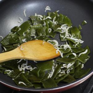 送料無料 茎わかめ 湯通し塩蔵 三陸産2kg入...の詳細画像5