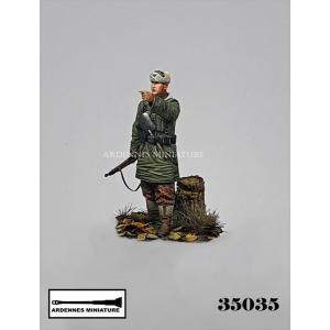 1/35 WWII ドイツ 冬季装備の兵士1944-1945#2 指を差す兵士 (1体入) [アルデンヌミニチュア]の商品画像