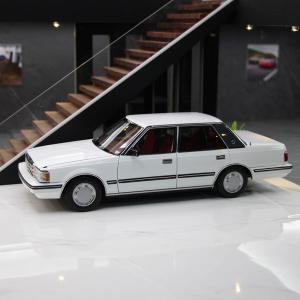 1/18 トヨタ クラウン MS122 ホワイト (内装レッド) [XiaoGuang MODEL