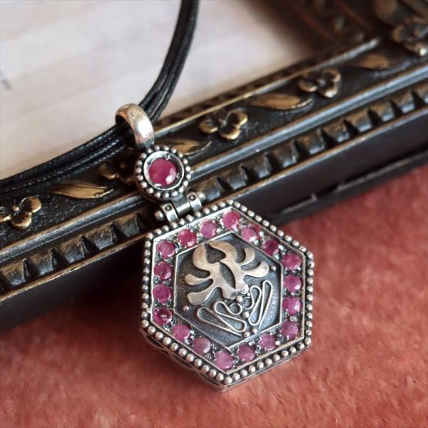 オットマンアンティーク デザインシルバーペンダントトップ ヘキサゴナル/ルビー