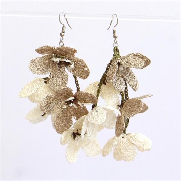 オヤ・トルコのレース編み/ピアス ホワイトグラデーション・スイトピーのモチーフ