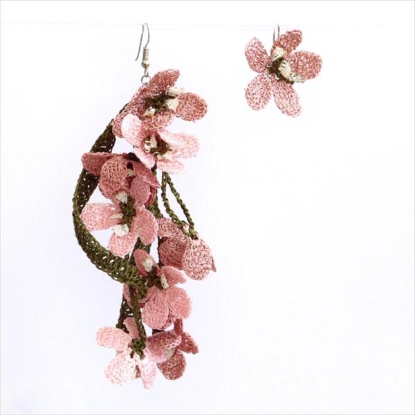 オヤ・トルコのレース編み/ピアス　左右非対称アシンメトリー  桜色・スイトピーのモチーフ