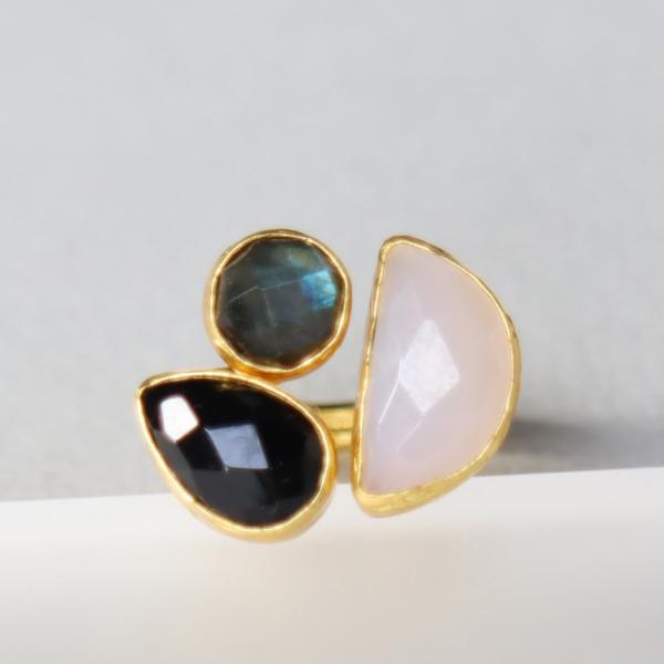 アルサメイア 三つの石のリング　ホワイトカルセドニー×オニキス×ラブラトライト 天然石22KGP ト...