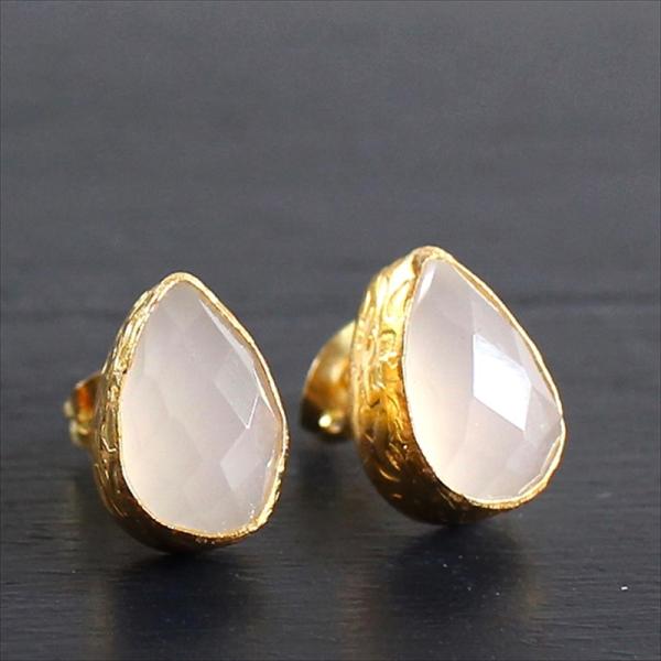 アルサメイア・ゴールドプレーテッドピアストルコジュエリー ホワイトカルセドニースモールドロップピアス...