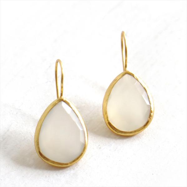 ホワイトカルセドニーピアス ドロップ/ペアシェイプ ひと粒 イスタンブール発トルコハンドメイドジュエ...