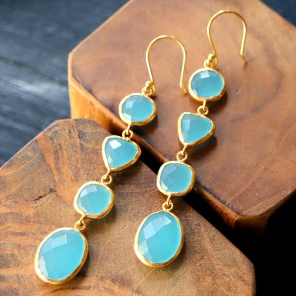 4粒の天然石ドロップロングピアス 水色のブルーカルセドニー Arsameia, 22k goldpl...