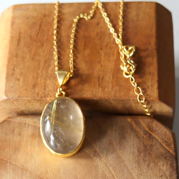 ルチルクォーツ オーバルペンダント 22KGP カボション アルサメイア 天然石一粒ネックレス トル...