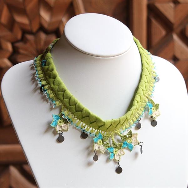 トルコの可憐な伝統レース　イーネオヤ 星のオヤとコットンコードのチョーカー