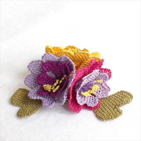 イーネ・オヤ　ブローチ 刺繍針で編むシルク糸のトルコ伝統レース ハンドメイド 三つの花 コサージュ