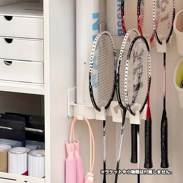 省スペースで整理整頓  壁掛け ラケットホルダー スポーツオーガナイザー 軽量設計 粘着テープ仕様 ...