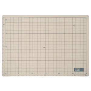 オルファ　カッターマット　Ａ４（寸法　320＊225ミリ）