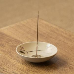 お香立て セラミック 陶器 招財進寶 蘭花柄 陶器製 古銭デザイン 線香立て スタンド オシャレ 仏具 香炉皿 お手入れ簡単 開運 幸せ