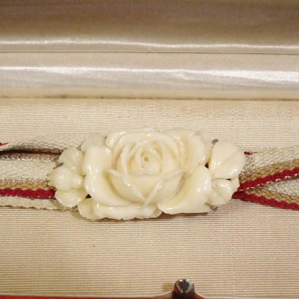 帯留め　白珊瑚　花