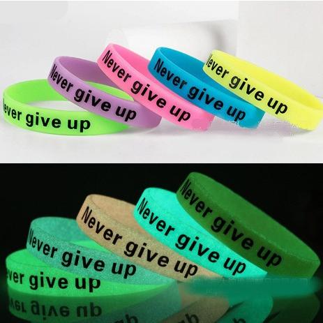 ブレスレット シリコン ゴム バングル リフトバンド スポーツ 夜光 暗闇で灯る 腕輪 Neverg...