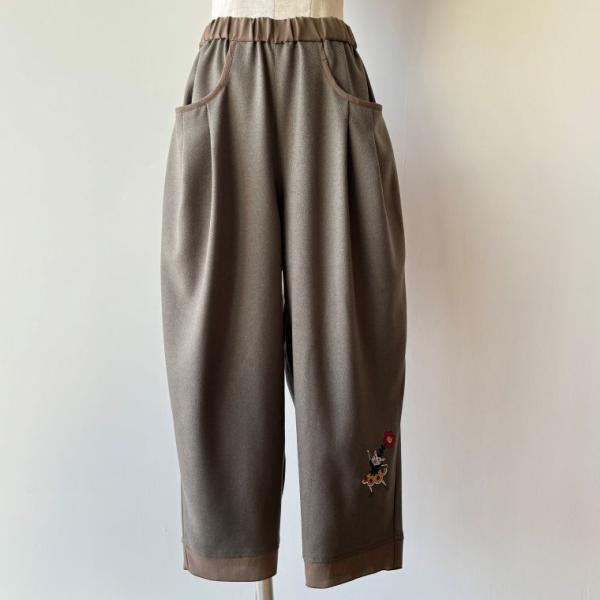 【20％OFF SALE】アルベロベロ(Alberobello)オレボレブラぶたさん刺繍入り パンツ...