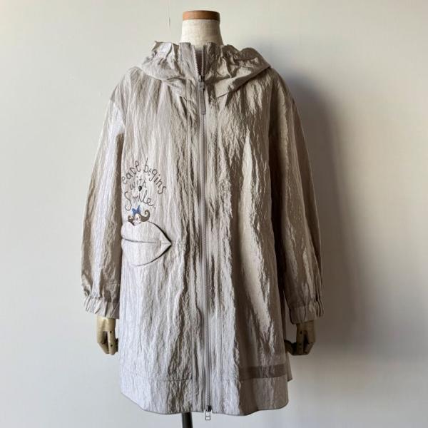 アルベロベロ(Alberobello)オレボレブラぶたさん刺繍入り ぼこぼこナイロン コート（ベージ...