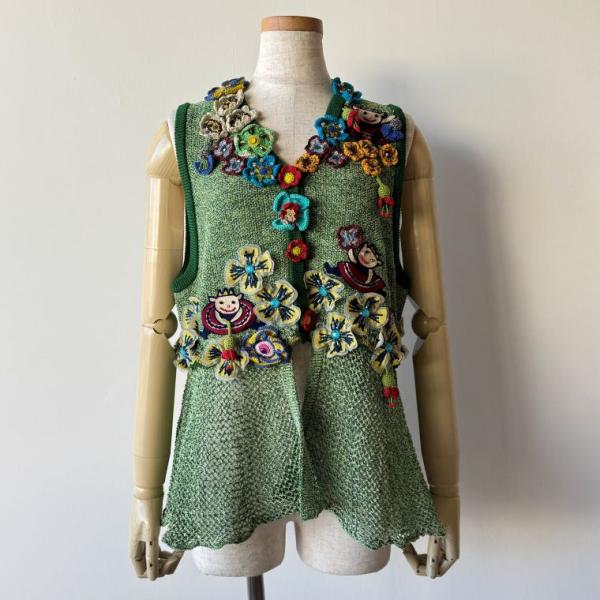 アルベロベロ(Alberobello)オレボレブラアップリケ＆かぎ針モチーフ付き すかし柄ニットベス...