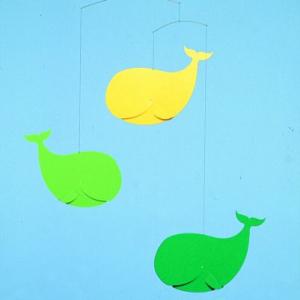 （メール便可）フレンステッドモビール Happy Whales, Green Yellow クジラ 81｜antdesignstore