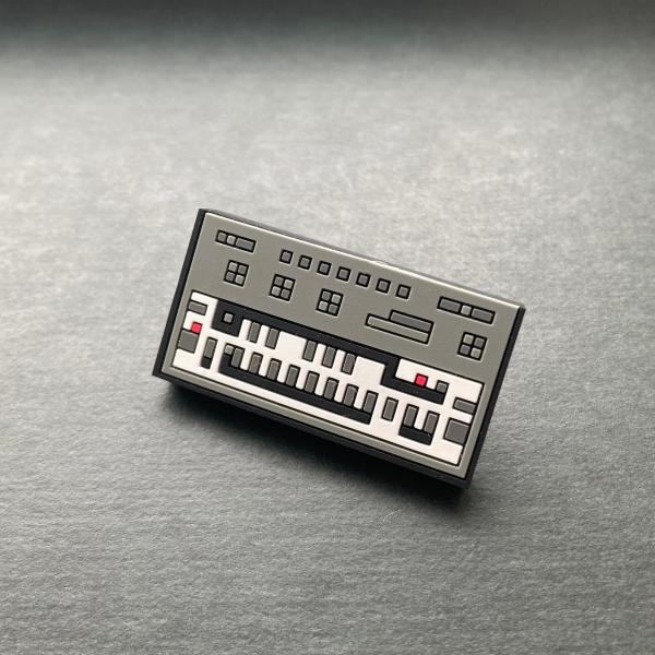 ピンバッジ　リズムマシン　ラバーピンバッジ　  03　Bass SYNTHESIZER 303