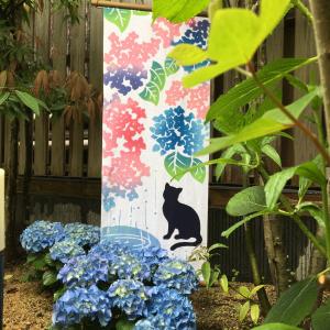 手ぬぐい『紫陽花と猫』（アジサイトネコ・あじさいとねこ）（初夏・夏・紫陽花・ネコ）