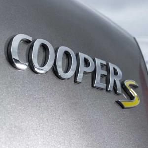 MINI純正 "Cooper S"エンブレム(リヤ)(F56)｜apdirect