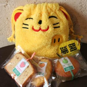 「もふもふ招き猫」和歌山産フルーツを焼き込んだ焼き菓子3個入りプチギフト in 開運黄色のネコの巾着　お年賀・新年のご挨拶に｜arancia-mm