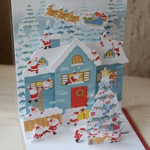 立体クリスマスカード（白い森の大きなツリーのあるサンタハウス）〜縦開き〜