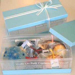 【送料込】ハーバルクリアBOXブルー〜プリザーブドフラワーハーバリウムとハーブティ(ハイビスカス,ローズヒップ,紅茶)と焼き菓子【花とスイーツギフト】母の日