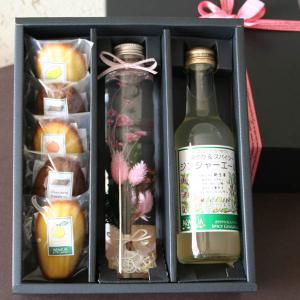 「ハーバリウム・スイーツギフトBOX・ピンク」標本風お花のアレンジとジュースと焼き菓子(和歌山ジンジャーエール/オレンジジュース＆柑橘マドレーヌ)母の日