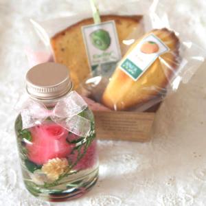 「キューティローズ,ピンク」ハーバリウム(バラのプリザーブドフラワー)と和歌山産フルーツの焼き菓子プチギフト【花とスイーツギフト】母の日＃押しカラー