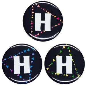 アルファベット缶バッジ-Triangles- 【H】 選べる3色 クリップ（ピンなし）タイプ｜arcanbadge