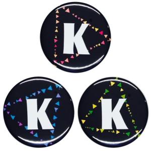 アルファベット缶バッジ-Triangles- 【K】 選べる3色 クリップ（ピンなし）タイプ｜arcanbadge