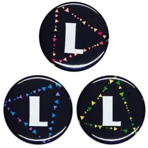 アルファベット缶バッジ-Triangles- 【L】 選べる3色 クリップ（ピンなし）タイプ｜arcanbadge
