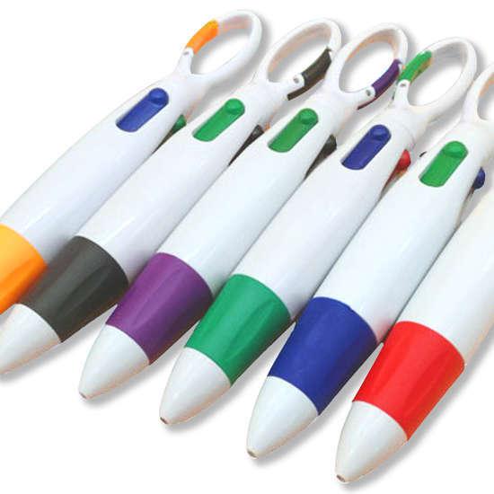 ベルトやかばんに着脱できる4色ボールペン。屋外活動や荷物が多いときに重宝。 カラビナ 4色 ボールペ...