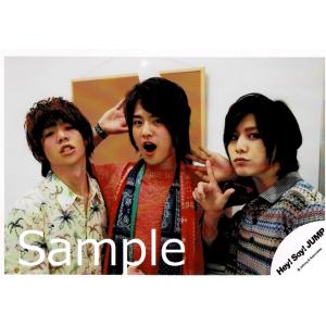 山田涼介＆有岡大貴＆岡本圭人(Hey!Say!JUMP) 公式生写真/WORLD TOUR 2012・岡本真ん中・カメラ目線・山田親指人差し指立て｜arraysbook