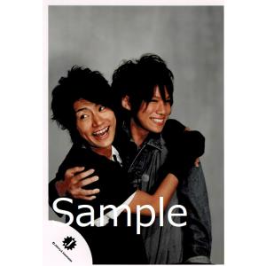 横尾渉＆千賀健永(Kis-My-Ft2 キスマイ) 公式生写真 Jロゴ・千賀衣装青×グレー・横尾衣装黒×白｜arraysbook