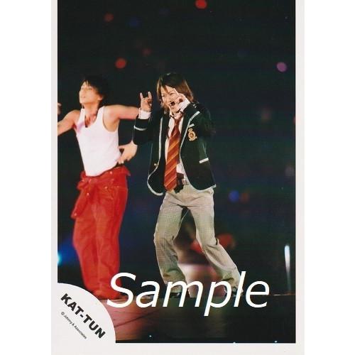 亀梨和也(KAT-TUN) 公式生写真/衣装(修二と彰)黒×白・ネクタイ赤×オレンジ・全身