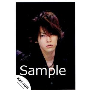 亀梨和也(KAT-TUN) 公式生写真 衣装黒・背景黒・目線若干左方向｜arraysbook