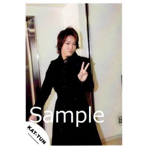 亀梨和也(KAT-TUN) 公式生写真 衣装黒・カメラ目線・ピース