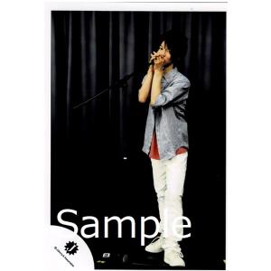 七五三掛龍也(Travis Japan) 公式生写真 Jロゴ・衣装淡い青×赤×白・スタンドマイク