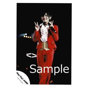山田涼介(Hey!Say!JUMP) 公式生写真 ライブ・衣装赤×白×金・マイク持ち・両手ピース